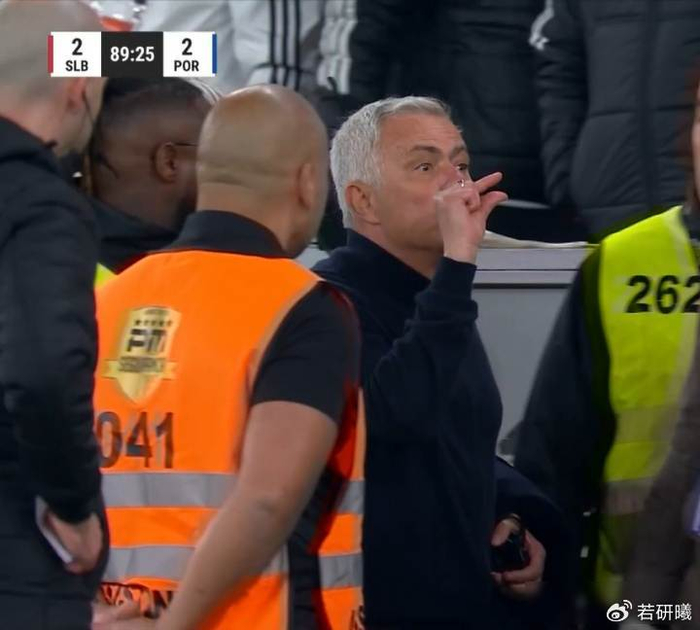 开云体育-穆里尼奥踢翻水瓶被罚下，球场最后时刻炸锅了|何塞·穆里尼奥|本菲卡|红牌|本菲卡足球俱乐部|国家德比_新浪体育_新浪新闻